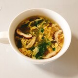 玉ねぎ、ニラ、卵の和風スープ